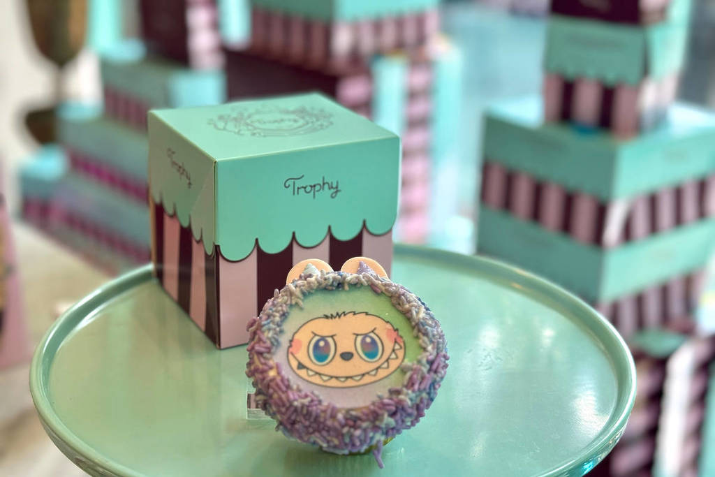 labubu trophy cupcakes
