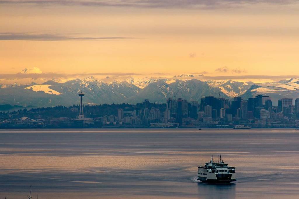 skyline de seattle washington con ferry