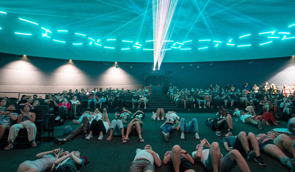 Celebra el 50 aniversario de PacSci Laser Dome con cuatro semanas de espectáculos láser especiales y merchandising exclusivo.