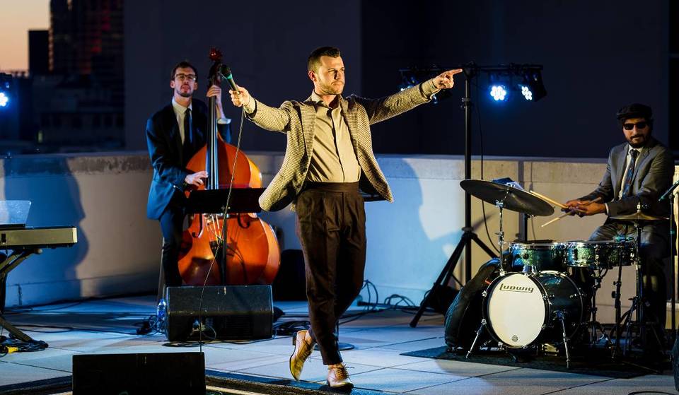 Situado sobre el histórico barrio de Ballard, en Seattle, este pabellón en la azotea acoge un homenaje musical a Frank Sinatra, con vistas panorámicas a las montañas, cócteles clásicos y éxitos atemporales