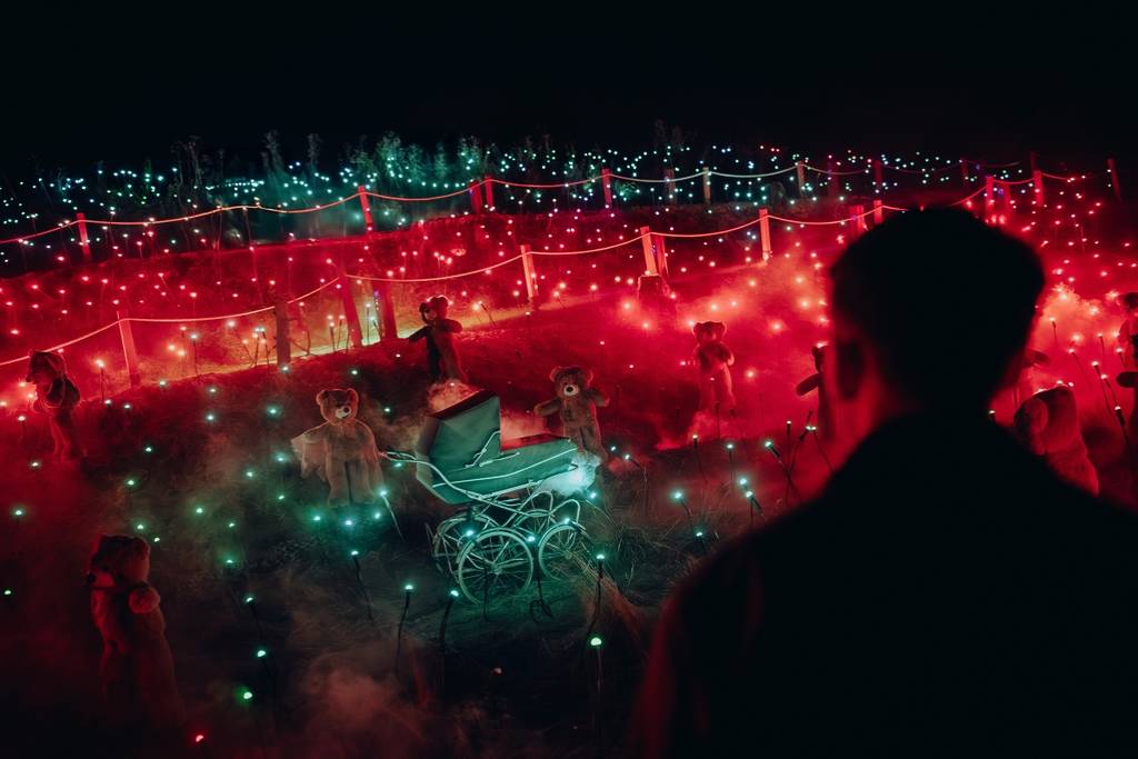 Los visitantes recorren los espeluznantes terrenos de Forest of Shadows