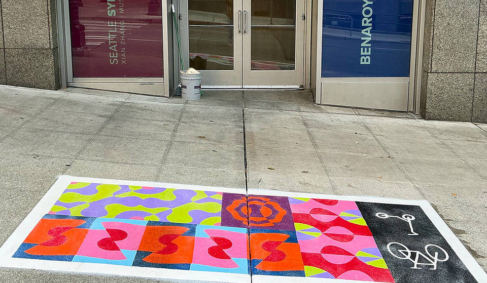 Las aceras de Seattle: El SDOT aborda el problema del aparcamiento de bicicletas y patinetes con aceras pintadas de colores vivos.