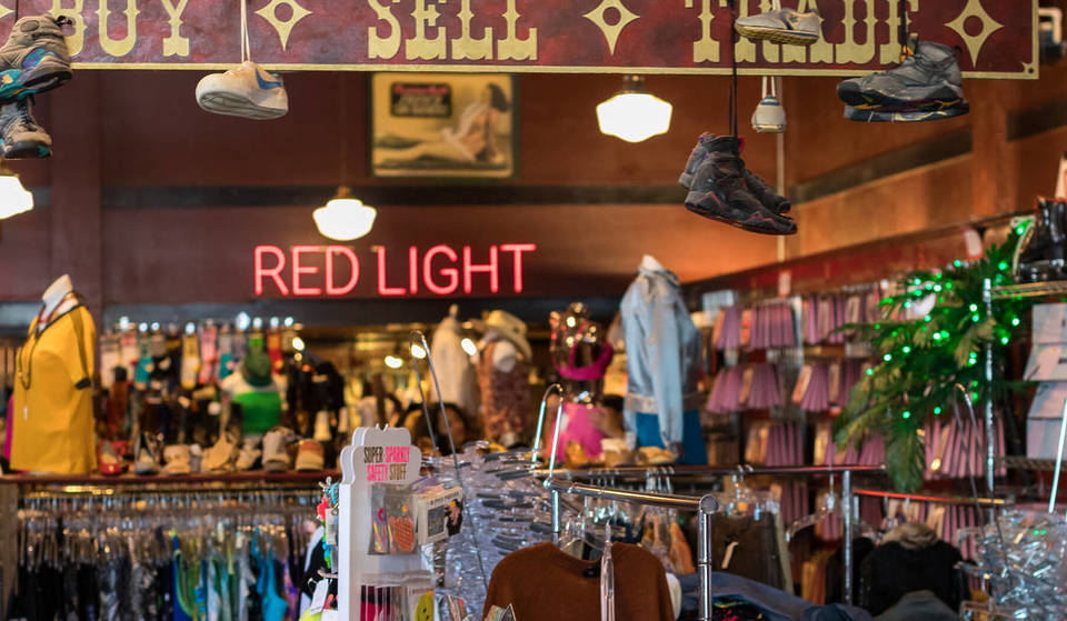 Red Light Vintage de Seattle pide el apoyo de la comunidad mientras el propietario original lucha por mantenerla abierta.