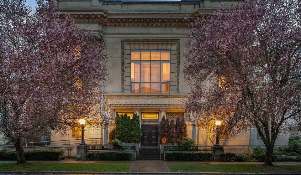 Echa un vistazo al interior de esta exclusiva propiedad en Seattle: una iglesia histórica convertida en una casa adosada de 2,4 millones de dólares en Capitol Hill