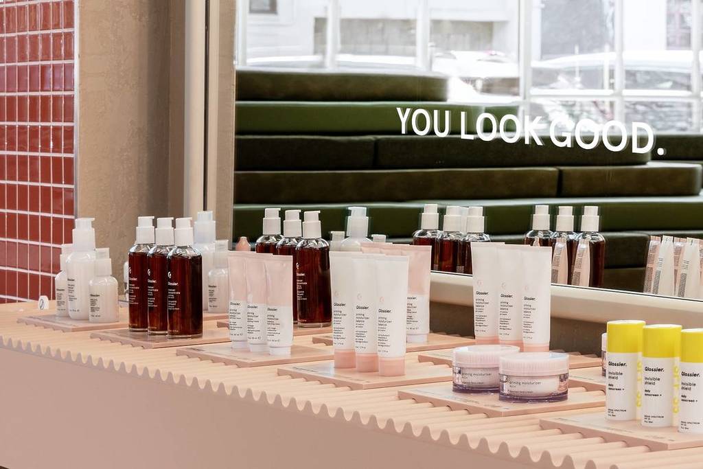 La tienda de Glossier en Seattle cierra a medida que la marca de belleza millennial reduce su presencia en el mercado minorista