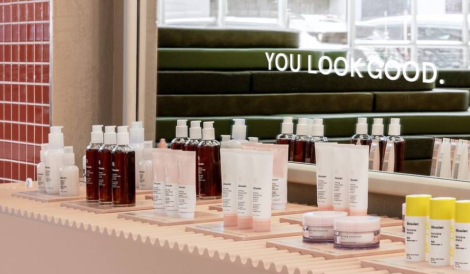 La tienda de Glossier en Seattle cierra a medida que la marca de belleza millennial reduce su presencia en el mercado minorista