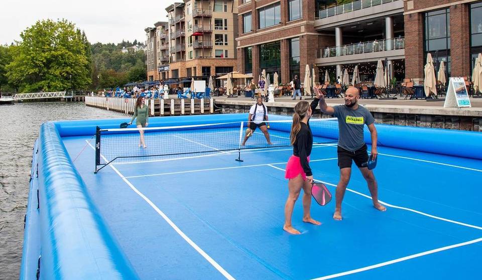 Aprovecha al máximo tu verano en Seattle jugando en una pista flotante de pickleball en el lago Washington