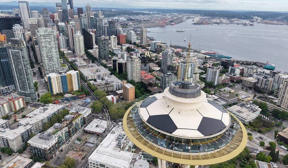 La Space Needle se ha transformado en un balón de fútbol gigante para celebrar la Copa del Mundo
