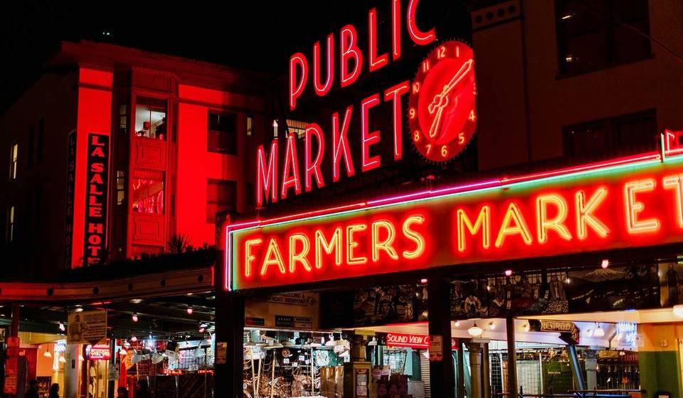 Al caer la noche en el Pike Place Market: no te pierdas este evento único del mercado nocturno de junio, diseñado para dar la bienvenida a los visitantes de la Copa del Mundo