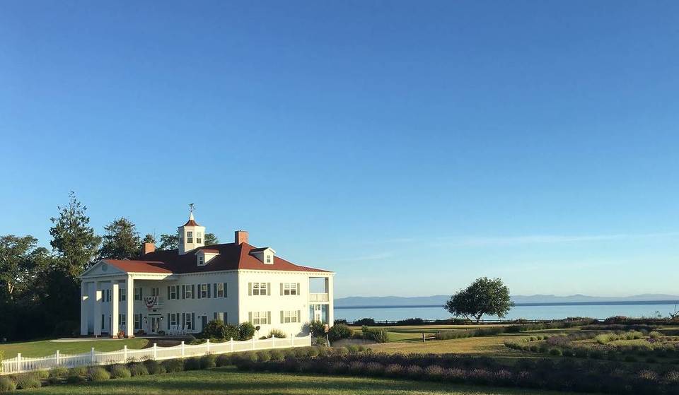 Una escapada única desde Seattle: alójate en esta réplica de Mount Vernon que acaba de reabrir
