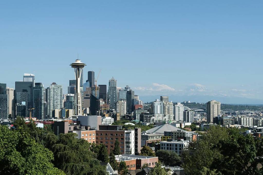 El aviso por calor sigue vigente después de que Seattle registrara una temperatura máxima récord el domingo
