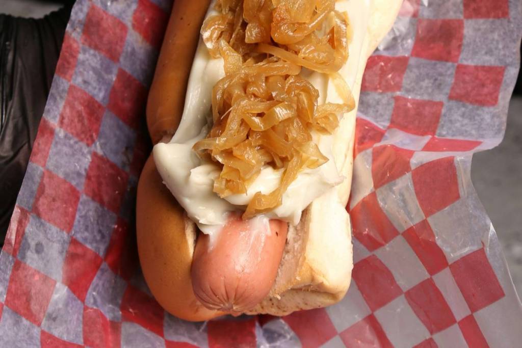 perrito caliente de Seattle con queso crema y cebolla