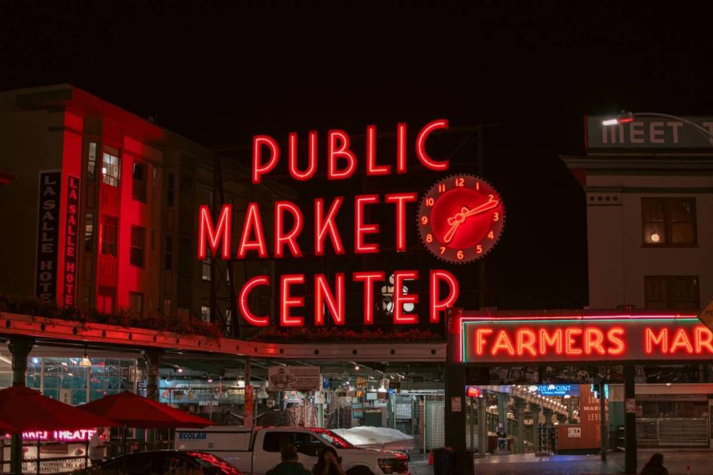 el Pike Place Market por la noche