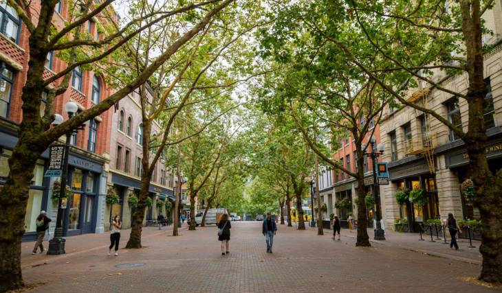 Free entry, a massive 25-foot screen, and a beer garden: All about this month’s epic Seahawks and Mariners celebration in Pioneer Square