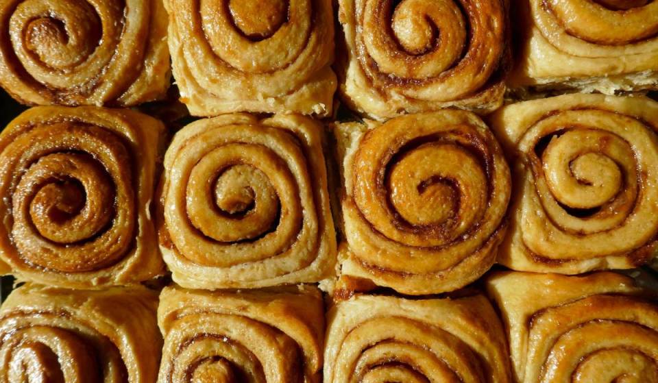 Merece la pena la espera: una tienda temporal de rollitos de canela en pequeñas cantidades, situada en el Distrito Internacional de Seattle, está provocando colas que dan la vuelta a la manzana por sus rollitos recién horneados