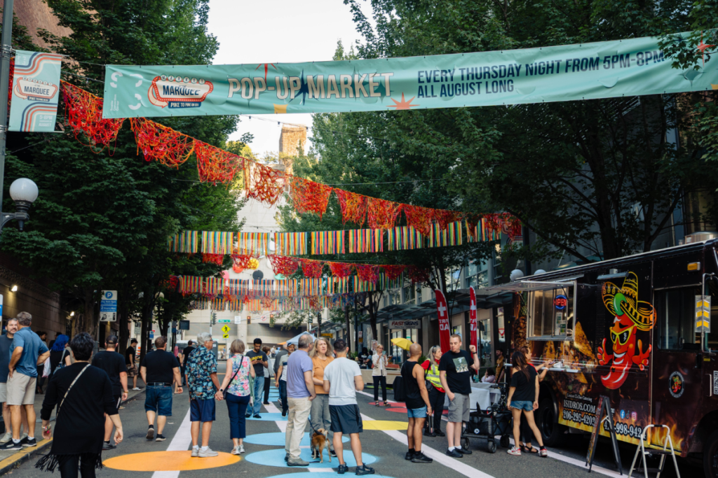 Al bloquear el acceso clave a los carriles rápidos de la I-5, la Novena Avenida del centro de Seattle sigue cerrada después de que, al intentar quitar la pintura del mercado nocturno, se dañara el firme de la calle
