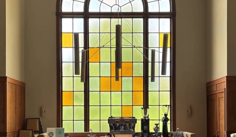 El nuevo Café Blameless de Seattle, que se ha instalado en una impresionante iglesia de Ravenna, celebra oficialmente su preapertura con noches de juegos de mesa, baile de jazz y miércoles de coworking