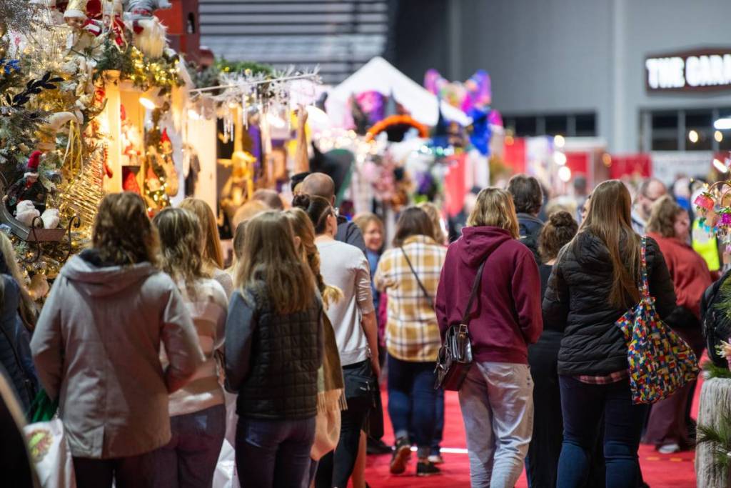 El Festival Navideño de Tacoma, que se celebra este octubre en el Tacoma Dome, es una excursión festiva ideal para todas las edades, con talleres de manualidades, cientos de artesanos locales y cócteles de temporada.