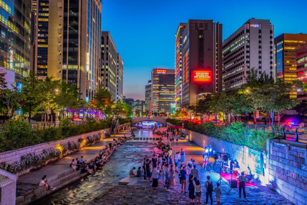 빈민촌에서 서울을 대표하는 랜드마크로, 청계천 - 시크릿 서울