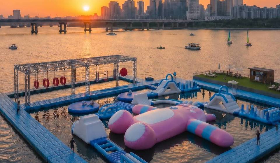 It’s here for just 3 days! ‘Hatchi Island,’ the giant water slide at Ttukseom Hangang Park, can be enjoyed for just ‘5,000 won’