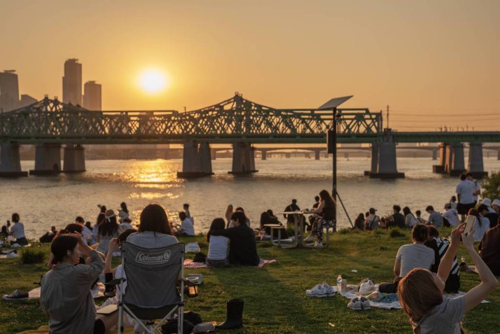 Anyone up for an all-night party on the Han River? Mangwon Han River Park’s two-day, one-night “All-Night Han River ON” festival