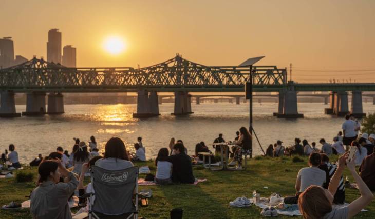 Anyone up for an all-night party on the Han River? Mangwon Han River Park’s two-day, one-night “All-Night Han River ON” festival