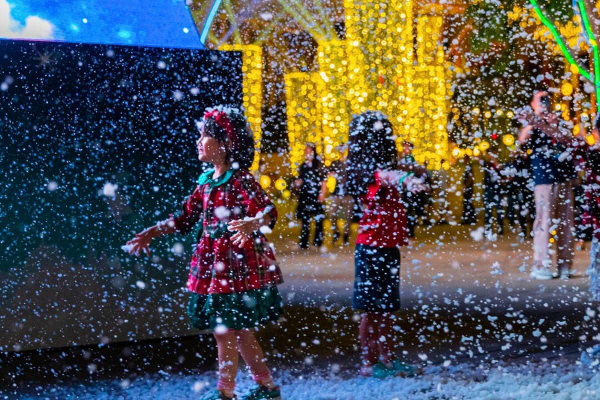 Christmas 2025 Singapore Resorts World Sentosa snowfall with little girl