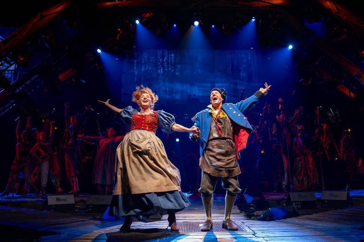 Les Misérables performances on stage by actors