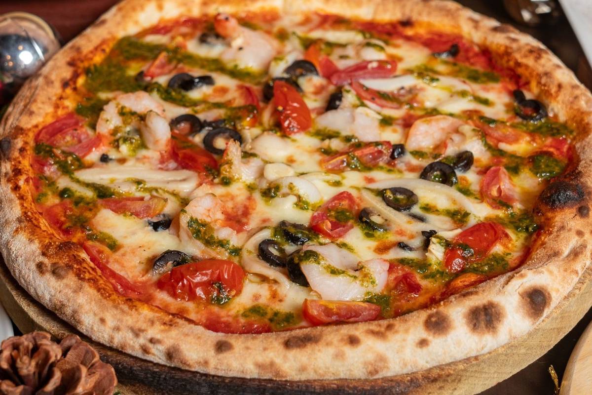 La Pizzaiola huge homemade pizzas
