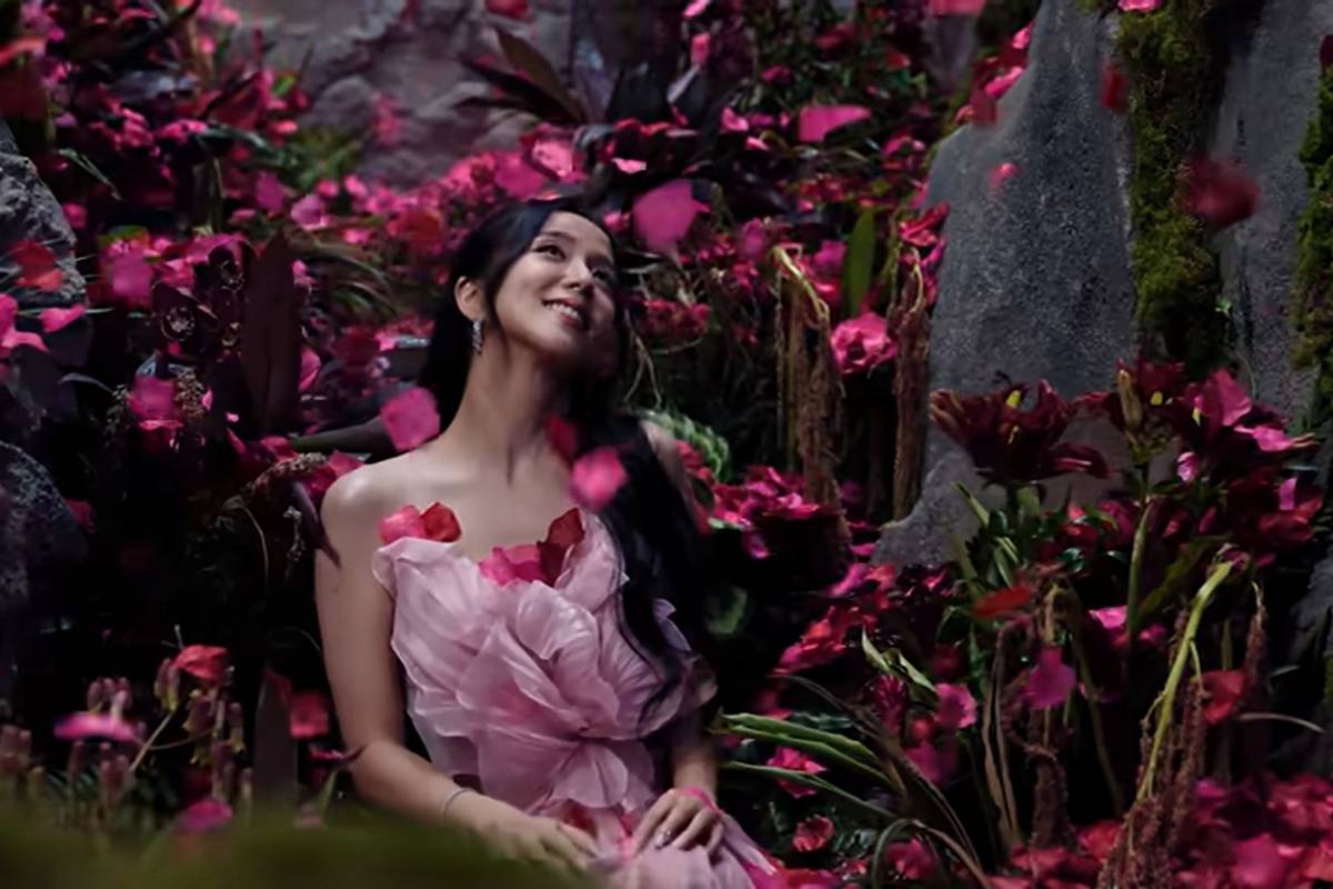 JISOO singing in cave at Rainforest Wild Asia Singapore