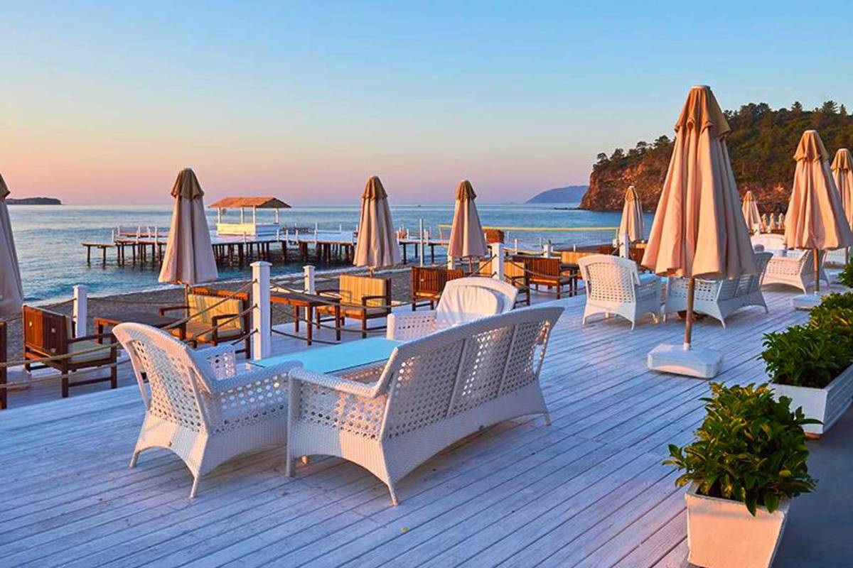 Sky Marine Hotel in Singapore fake promotional images using AI