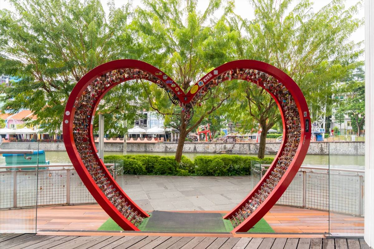 A heart shaped archway along the MONOPOLY: HIDDEN Singapore trail