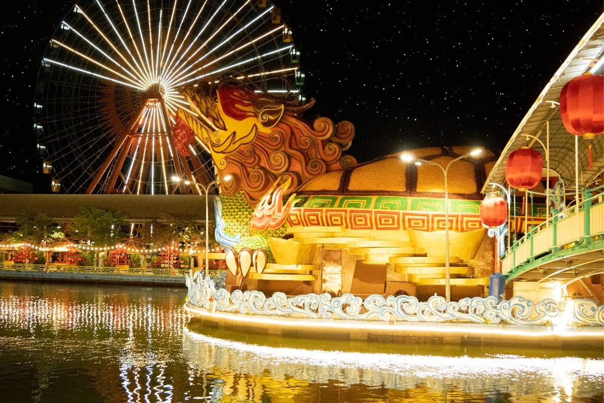 Suoi Tien Theme Park night park with dragons
