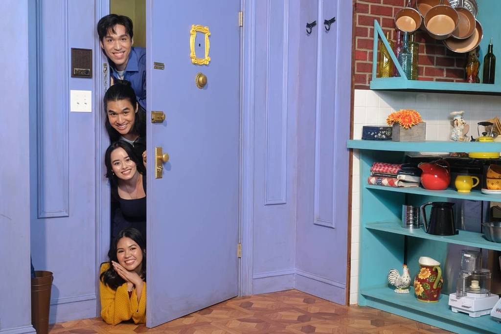 Guests peeking in through Monica and Rachel's door