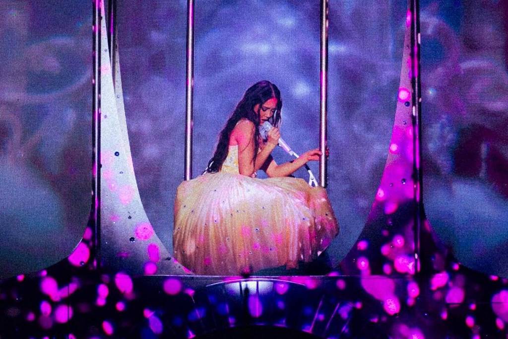 Grammy-winning singer laufey performs at concert in pink dress