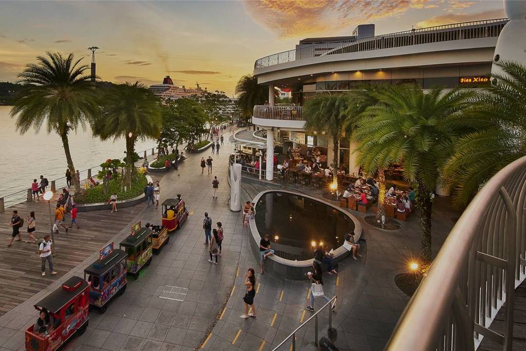 rooftop garden at vivocity with views to Sentosa largest mall