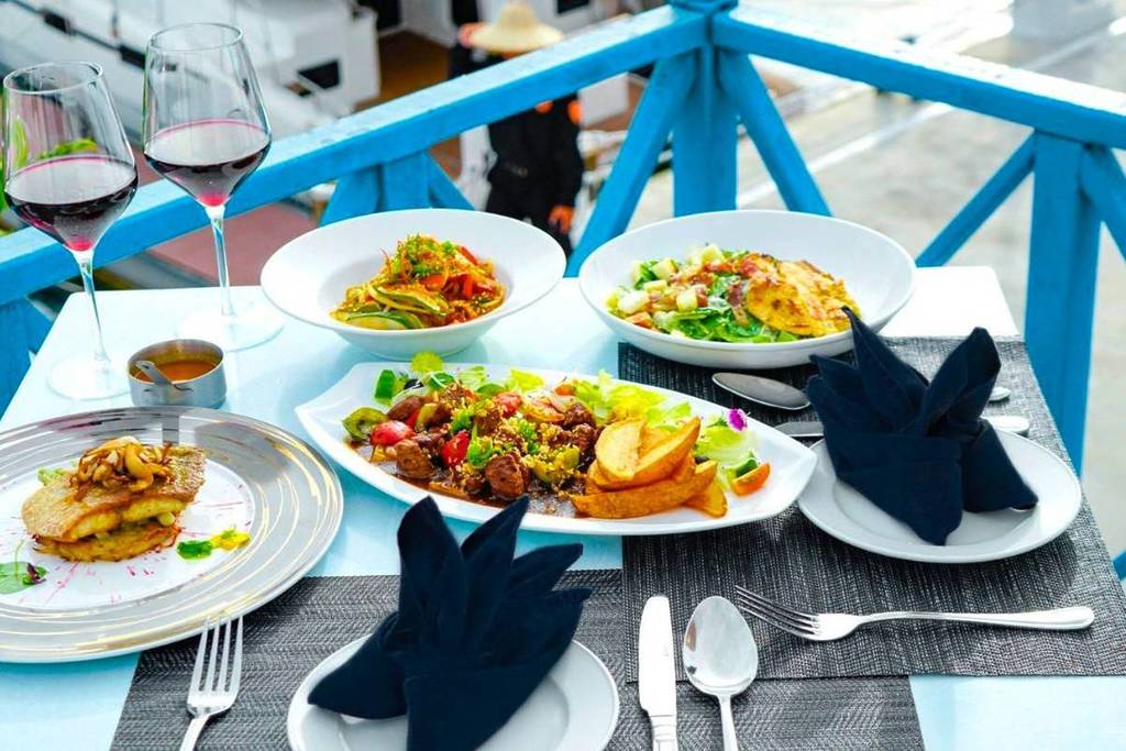 Sơn Trà Marina food outside