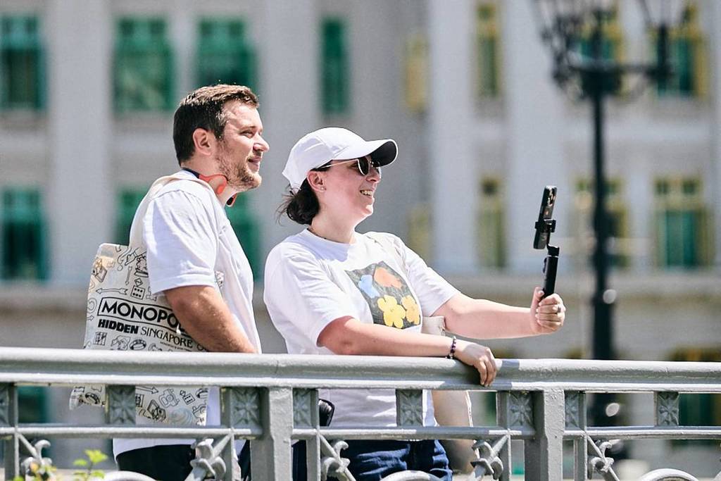 Two guests navigating and exploring the Singapore River
