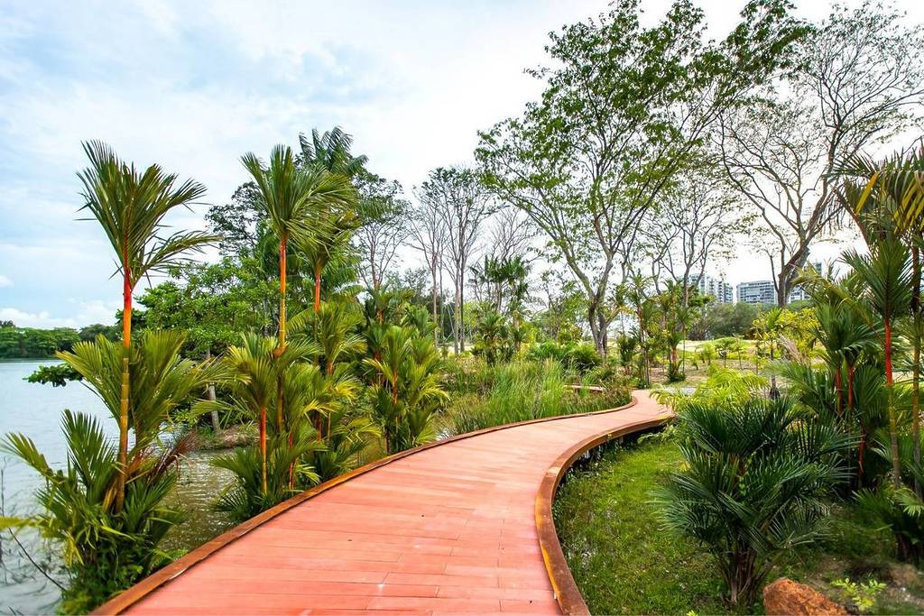 large boardwalk beside biggest lake in Singapore