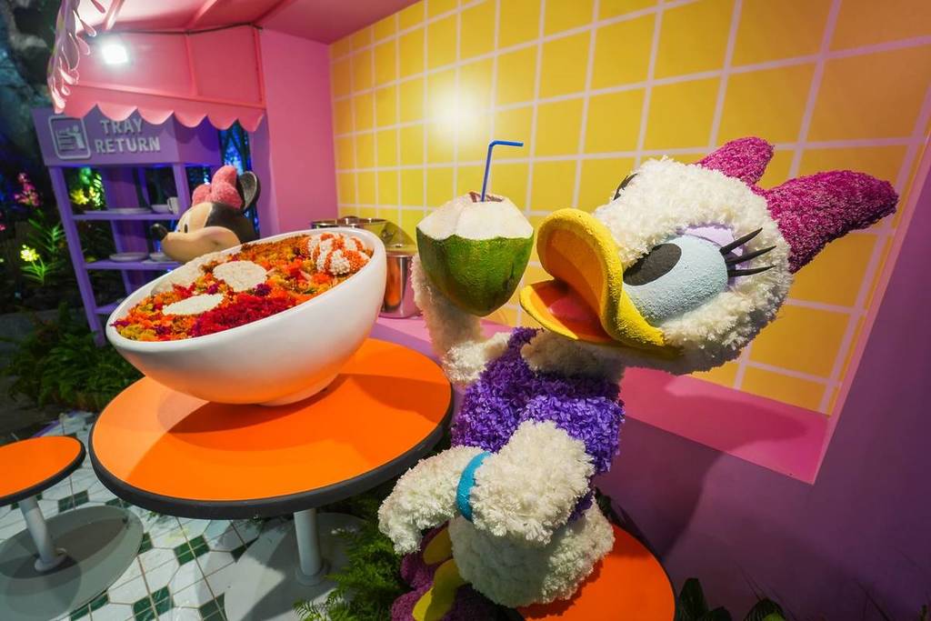 Laksa florals with Daisy Duck 