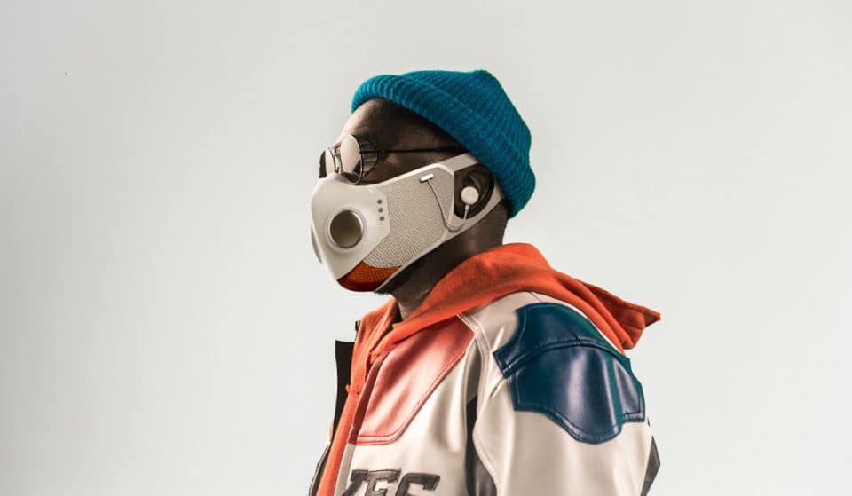 This is Xupermask, the mask with headphones, fan, LED light and anti-fogging