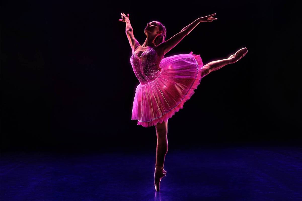 Balletttänzerin in funkelndem Kostüm bei Ballet of Lights