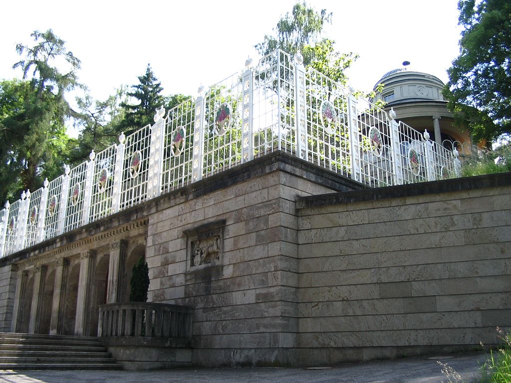 Eingang zum Marmorsaal (unten) und Teehaus (oben) im Weißenburgpark in Stuttgart