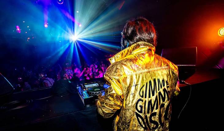 Disco fever in Stuttgart: This party brings the greatest hits of the 70s and 80s back to the dance floor, from ABBA to Cher.
