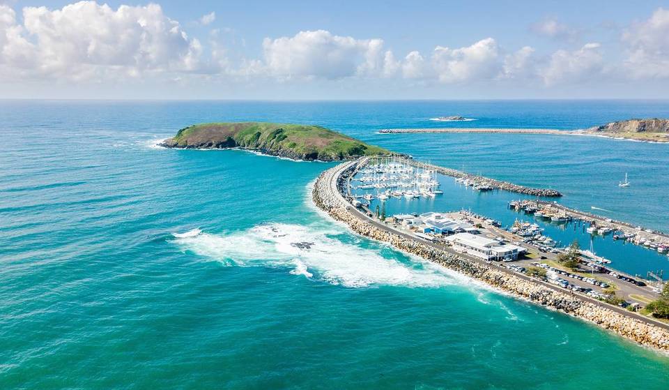 This Coastal Town In NSW Is A Summer Hotspot – With Beachside Cafes And A Famous &#8216;Big Thing&#8217;