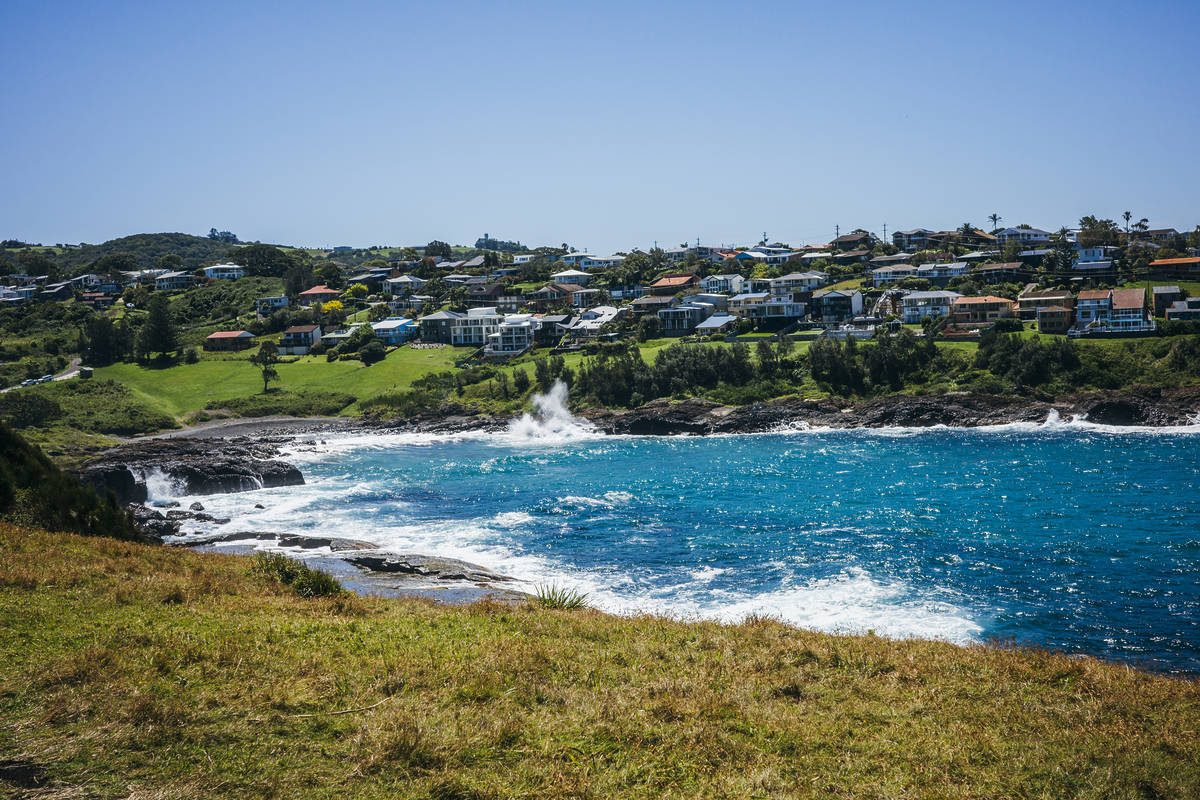 Kiama coastline with lush green hills and colourful houses overlooking the turquoise waters of the Pacific Ocean