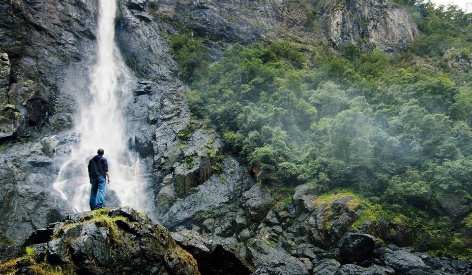 The Tallest Waterfall In NSW Has A Refreshing Rock Pool You Can Swim In – Perfect For Summer