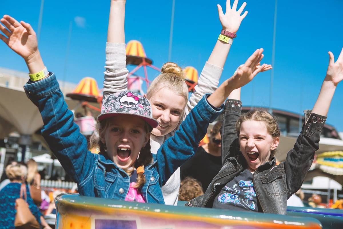 girls on tea cup ride