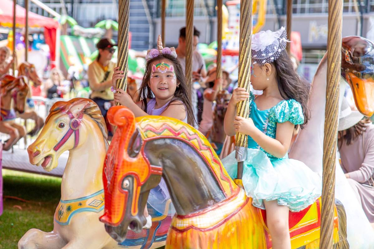 girls at sydney easter show