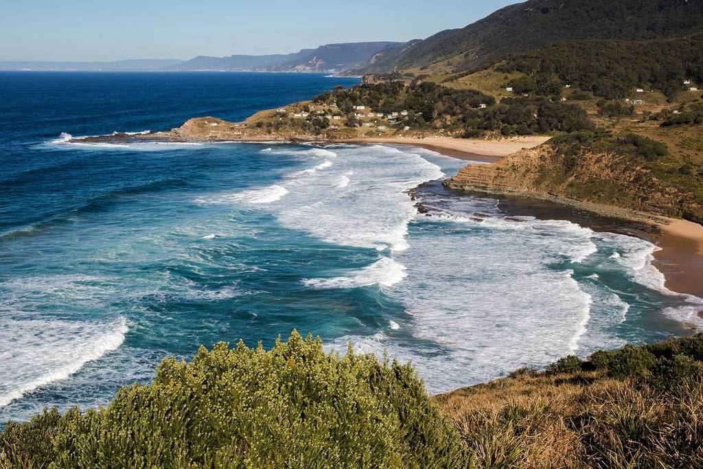 Dramatic coastal cliffs and rolling waves in Royal National Park near Bundeena, south of Sydney
